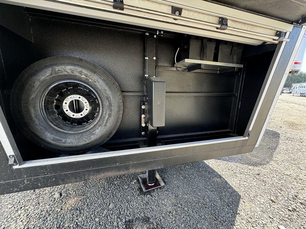 Logan Coach Sport Hauler gooseneck trailer nose