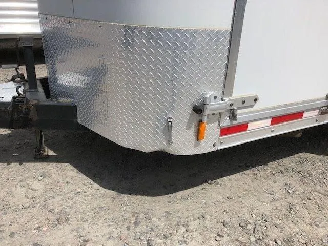 Merhow three horse trailer rear ramp